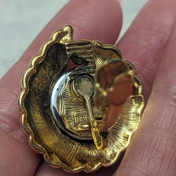 Trifari Gold Laurel Leaf Purple Cabochon Moghul Clip earrings - Picture 10 of 11